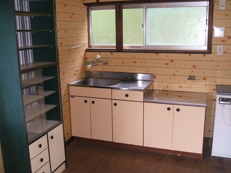 冷蔵庫大小付キッチンです。天井改装